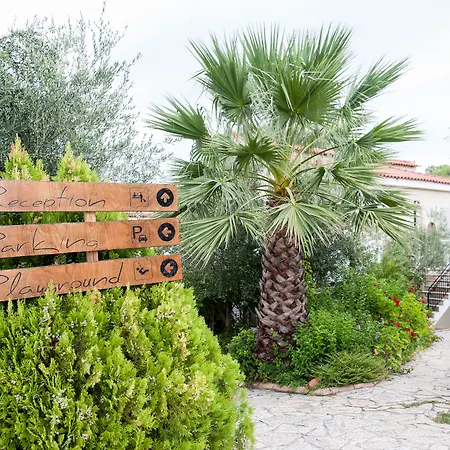 Ξενοδοχείο με διαμερίσματα Village Koróni