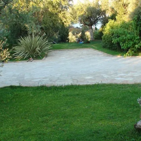 Ξενοδοχείο με διαμερίσματα Village Koróni